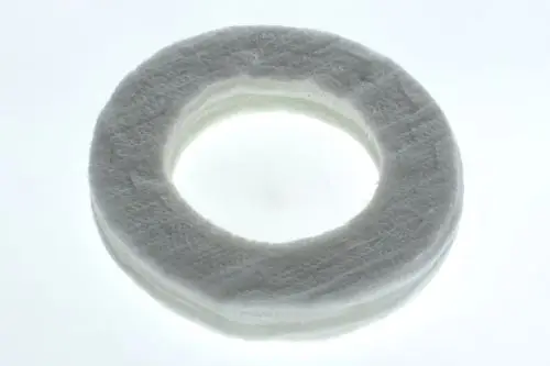 Runder, weißer Isolierring von Bosch mit innerm Hohlraum, gleichmäßig gefertigt und aus mehreren Schichten bestehend. Ideal für den Einsatz als Dichtungselement.